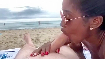 Boquete Público de Gata Ebony na Praia