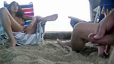 Masturbação Caseira na Praia pela Morena Amadora Exibicionista