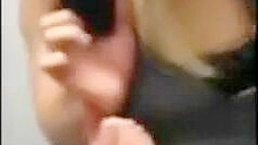 Vídeo Pornô Caseiro - Loiras Amadoras Engolindo Porra em Provador Público