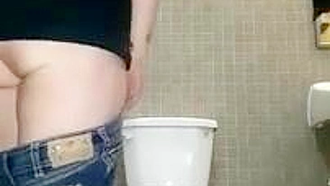 Casal Amador Interracial Fode em Banheiro Público