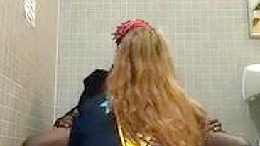 Casal Amador Interracial Fode em Banheiro Público