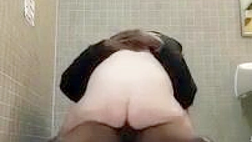 Casal Amador Interracial Fode em Banheiro Público