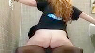 Casal Amador Interracial Fode em Banheiro Público