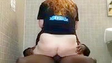 Casal Amador Interracial Fode em Banheiro Público