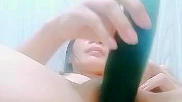 MILF Filipina Daniella Sophia Jean Fodendo com Pepino Caseiro
