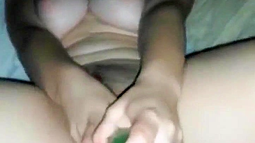 Vídeo Pornô Caseiro - Garota Peituda se Masturba com Pepino Gigante e Dildo