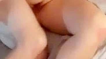 Suruba Caseira Bi com Corno, Esposa Compartilhada e Gozada na Boca