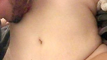 Limpeza de porra caseira com esposa amadora e maridão corno