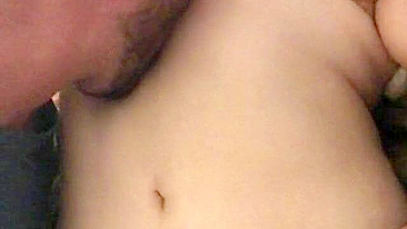 Limpeza de porra caseira com esposa amadora e maridão corno