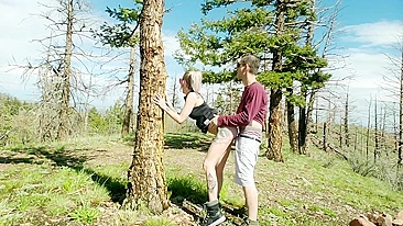 Sexo Caseiro ao Ar Livre com Loira Amadora em Aventura Pública