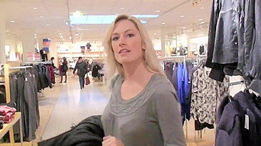 Lésbicas Amadoras em Sexo Strapon Arriscado no Provador - Pornô Caseiro