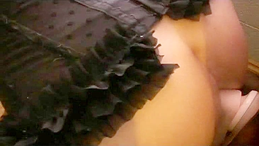 Tina em Anal Caseiro com Dildo e Travestismo