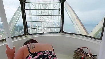 Sexo Arriscado em Roda-Gigante com Estrela Pornô de Bunda Grande