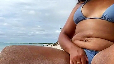 Orgasmo na Praia Caseiro - Gordinha Amadora Esguichando em Público