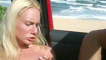 Coroa Safada se Dedando em Público Dirigindo Pelada