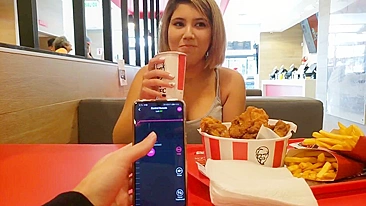 Vídeo Pornô Caseiro - Garota Universitária Amadora se Masturba Público com Namorada