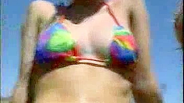 Pornô Lésbico de Universitárias - Strip ao Ar Livre com Dildos e Lambidas Públicas