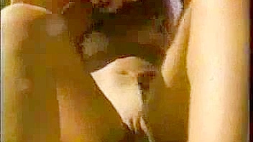 Pornô Lésbico de Universitárias - Strip ao Ar Livre com Dildos e Lambidas Públicas