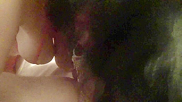 MILF Peituda de Biquíni de Látex Faz Boquete POV com Peitões