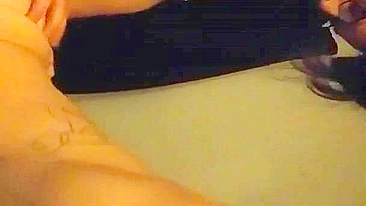 Esposa Coloca Strapon e Come o Marido em Vídeo de Sexo Caseiro