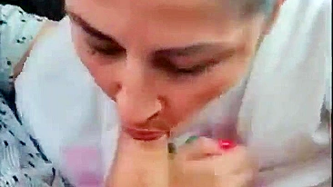Boquete de MILF Caseiro no Carro Chupando Amador