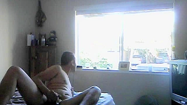 Masturbação Caseira de Cara Amador se Exibindo