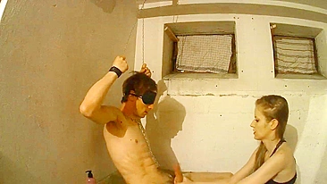 Dominatrix Castiga Submisso com Pegging