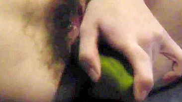 Vídeo Pornô Caseiro - Garota Peituda Se Masturba com Pepino e Vibrador