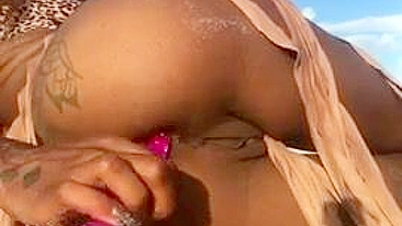 Ébano Amadora Se Masturba com Dildo Anal em Público
