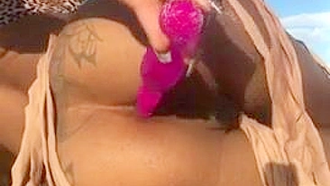 Ébano Amadora Se Masturba com Dildo Anal em Público