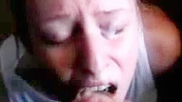 Novinha Magrinha Engole Porra em Gozada Selvagem Caseira