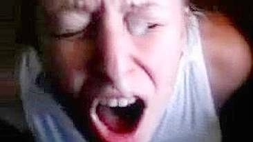 Novinha Magrinha Engole Porra em Gozada Selvagem Caseira