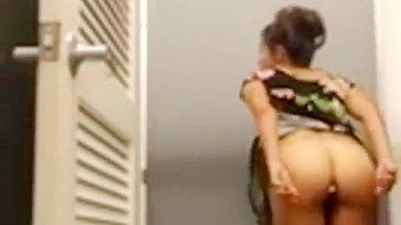 Vídeo Pornô Caseiro com Morena Magrinha se Masturbando no Provador