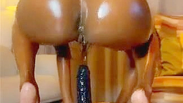 Esguicho Ebony Caseiro com Dildo - Masturbação Amadora
