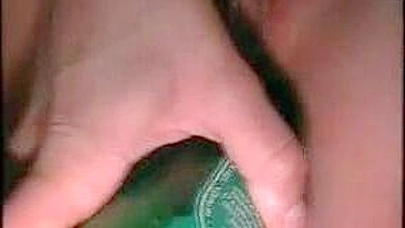 Morenas Safadas Esticando o Cu com Garrafa e Brinquedos de Lingerie
