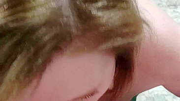 MILF Caseira Chupa Pau em Sessão Quente de Webcam