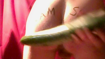 Masturbação Gay Caseira com Pepino no Cu e Garganta Profunda em Consolo