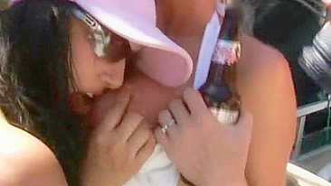 Pornô Caseiro de Mães Swingers no Lago Havasu com Peitos Grandes e Loiras