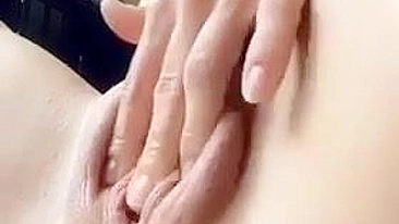 Loira Peituda se Masturbando em Pornô Caseiro