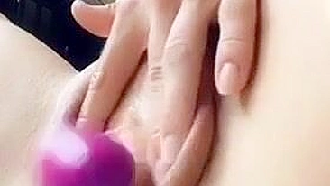 Loira Peituda se Masturbando em Pornô Caseiro