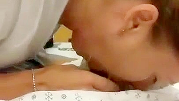 Boquete Caseiro no Hospital Sai Errado - Enfermeira Quase Pega Chupando Paciente