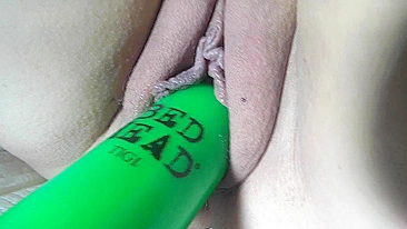 Masturbação caseira com bucetinha raspada e garrafa como dildo