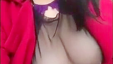 MILF Caseira se Masturbando com Peitos Grandes e Tetonas