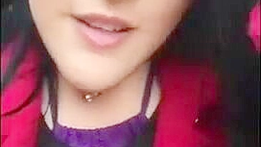 MILF Caseira se Masturbando com Peitos Grandes e Tetonas