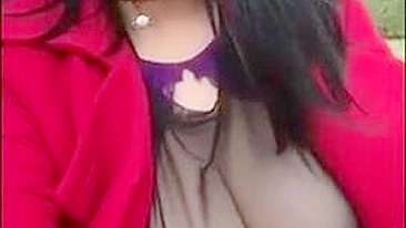 MILF Caseira se Masturbando com Peitos Grandes e Tetonas