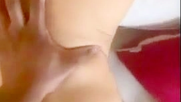 Esposa Caseira Compartilhando Pau Preto com Vadia Traidora