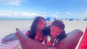 Ménage Caseiro com BBC Chupado por Duas Gatas na Praia Pública
