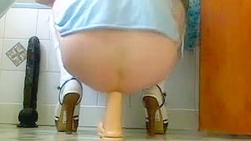 Cara se Masturba com Dildo Gigante em Sexo Anal Gay Caseiro