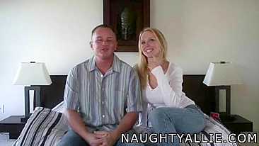 MILF Caseira de Quatro com Amiga Loira Amadora