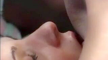 Trio Lésbico com Pau em Sexo em Grupo Amador Caseiro